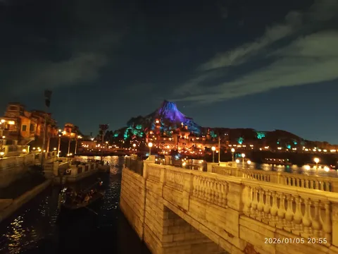 夜空に浮かぶ幻想の灯火