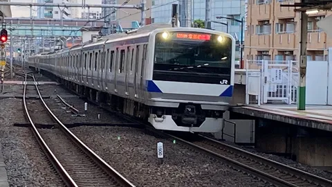 線路に響く朝の光