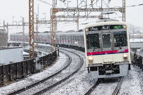 雪のカーブを曲がる電車