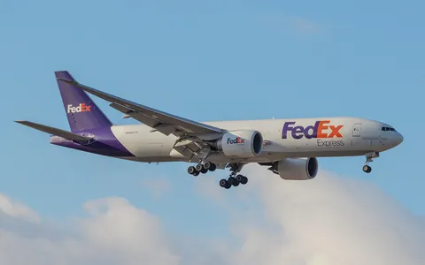 青空を舞うフェデックス機