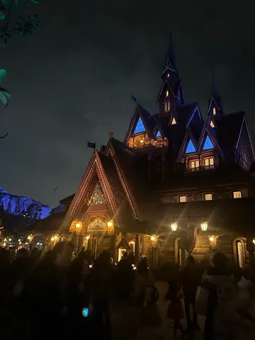 夜の魔法！お城のライトアップが幻想的