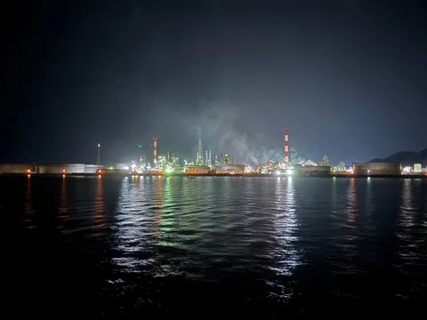 港湾夜景の工業地帯