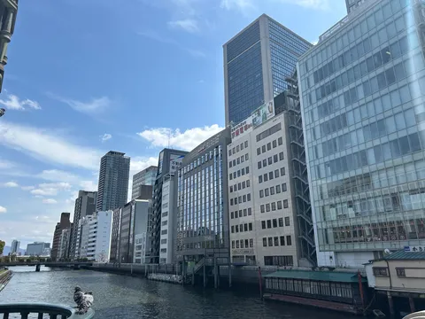 水辺とビル群の瞬き
