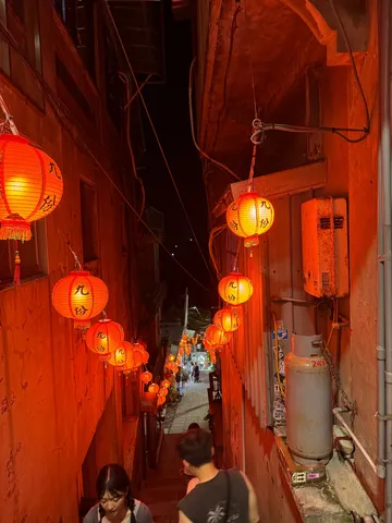 提灯が灯る幻想的な路地裏