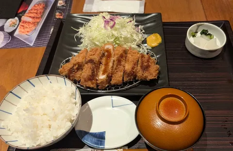 揚げたての魅力、とんかつ定食