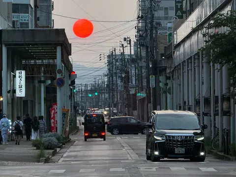 夕暮れの街、燃えるような太陽