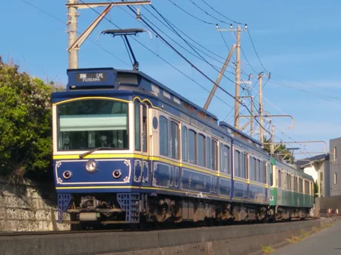 青いレトロ列車、藤沢へ