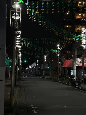 夜の街に揺れる風車の灯り