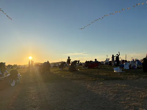 夕暮れと風船の列