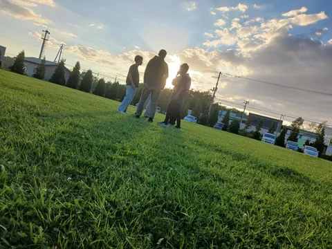 芝生に伸びる夕暮れの時間