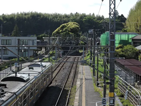 駅の日常、電車と架線