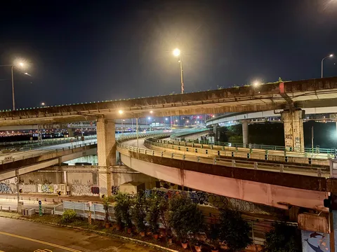 夜の高架が描く迷路