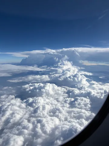 天空に浮かぶ静かな峰