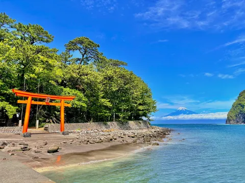 海辺の鳥居と富士山