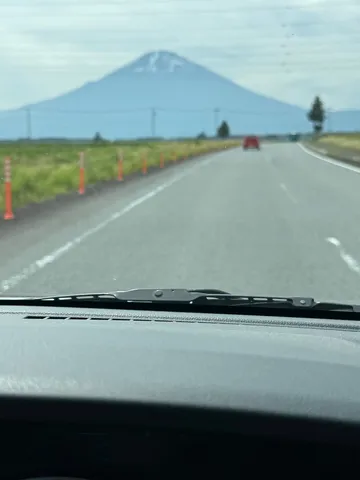 遠くの山と道の縁