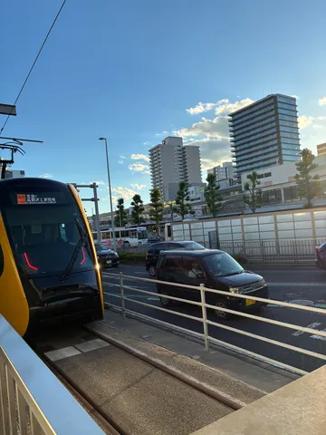 青空と電車の午後感
