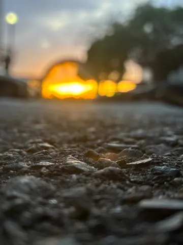 地面から見上げた夕焼けの道