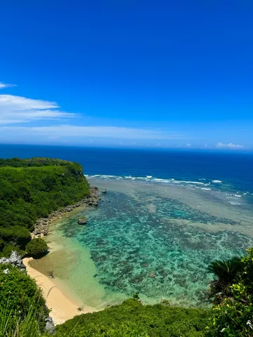 エメラルドの海と緑の絶壁