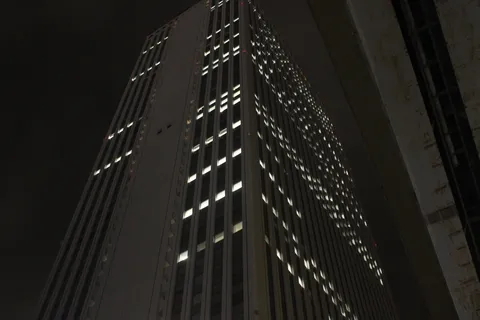 夜の高層に光の列