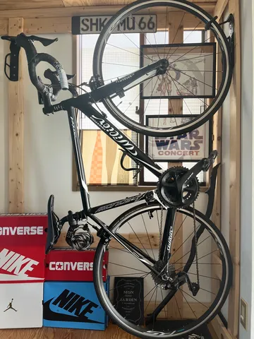 室内に映える黒い自転車の佇まい