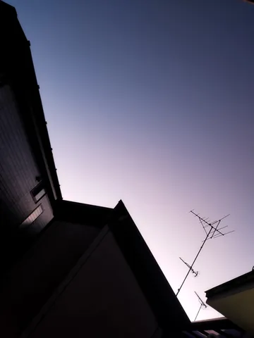 静寂な夜空とアンテナ