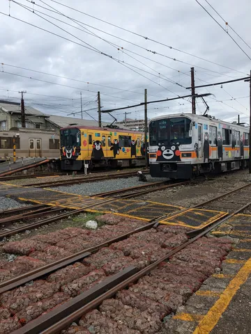 くまモン電車、並んでお出迎え