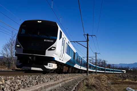 青空を駆ける近未来列車