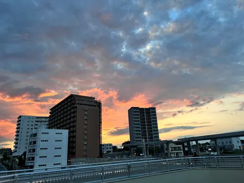 茜色の空と街の灯り