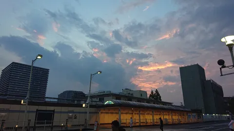 淡い空と都会の静けさ