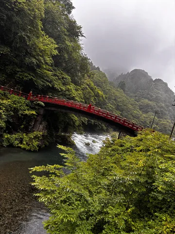 山間にひそむ朱の架け橋