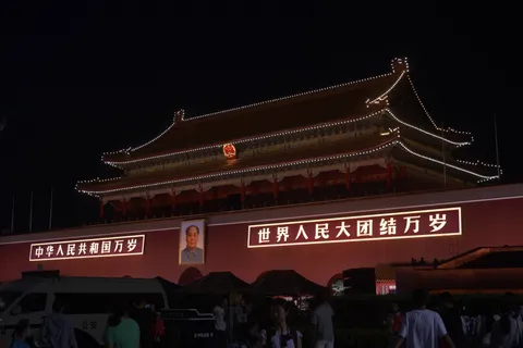 夜空に輝く天安門の壮麗さ