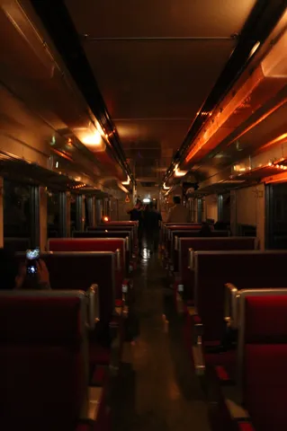 夜の車内、オレンジ灯