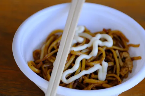 白い波が踊る焼き麺