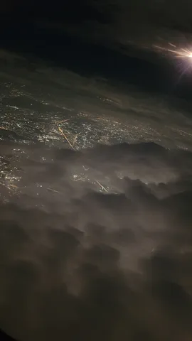 雲海と街灯りの夜景