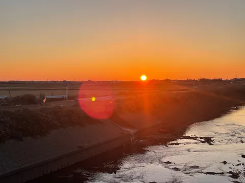 夕焼けと水路のコントラスト