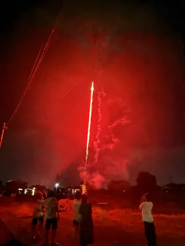 夜空を彩る一本の光