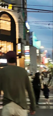 都会の夜、信号待ちのひととき