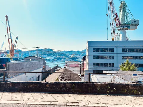 青空とクレーン、港町の日常