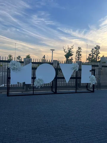 空と LOVE のアートな共演