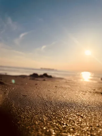 夕暮れの砂と光の道
