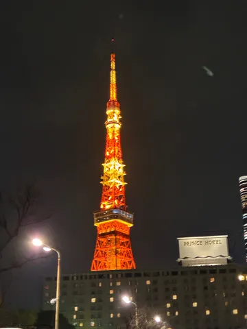 都会の夜空に灯る、オレンジ色のシンボル
