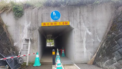 雨に打たれるトンネルの静寂