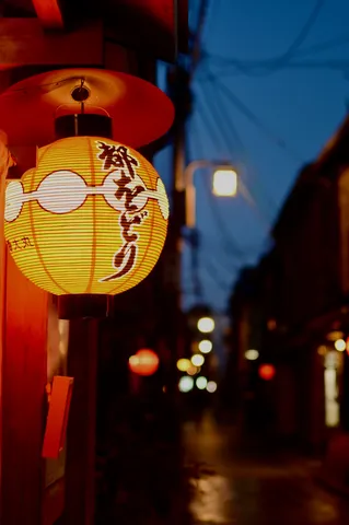 赤提灯が照らす夜道