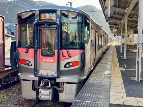 駅で輝く、ピンクのウララ号