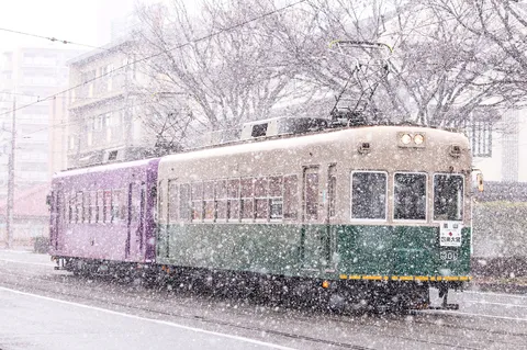 雪舞う街の路面電車