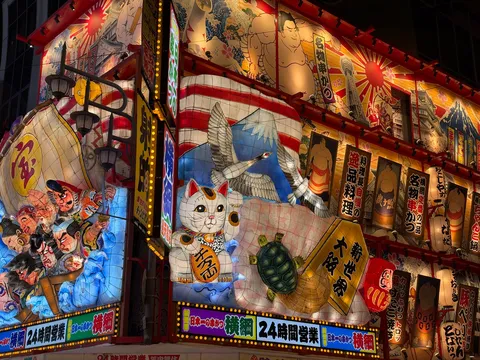 夜の商店街を照らす賑わい