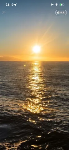 夕陽に染まる海、黄金の光跡