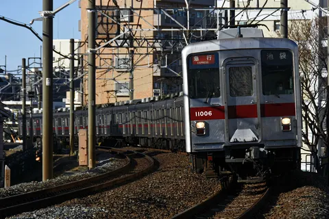 カーブを抜ける銀の車両