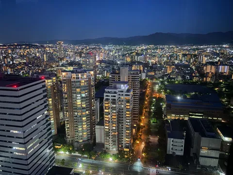 夜景に沈む街の灯り