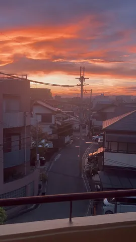 夕焼けに染まる街並み